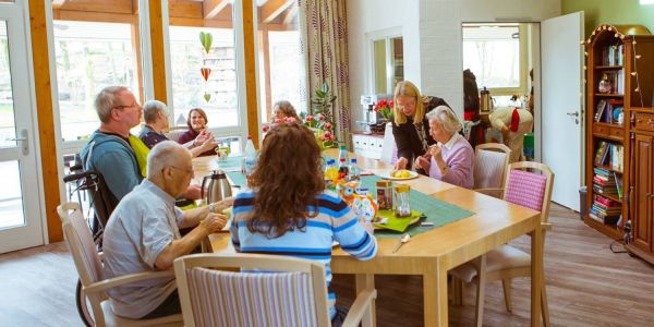 Ein heller Ort voller Leben: Das DRK-Hospiz für Hamburgs Süden bietet am 15. Oktober Hausführungen an. Foto: vierfotografen/DRK Hospizwoche: Einblicke in einen Ort zum Leben und Sterben