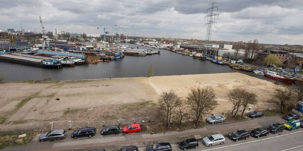 Das ehemalige Beachclubgelände am Veritaskai, auf dem das Hotel gebaut werden soll. Foto: André Zand-Vakili CDU will ausführlichen Bericht zum Hotelneubau am Veritaskai