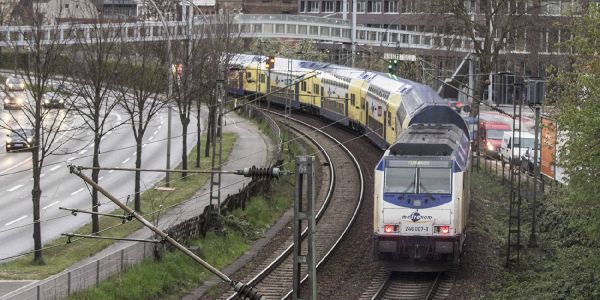 Die Bahnstrecke parallel zur Buxtehuder Straße. Foto: zv Harburg: Plan für drittes Bahngleis ist nicht vom Tisch