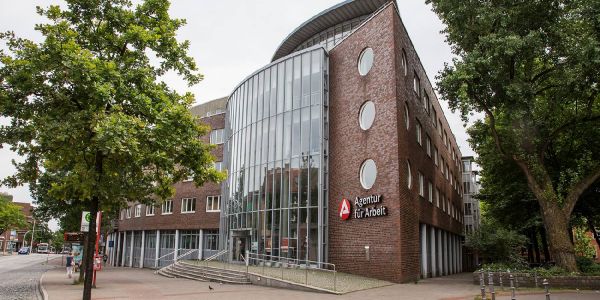 Die Agentur für Arbeit am Harburger Ring. Foto: Andre Zand-Vakili Frühjahr lässt Zahl der Arbeitslosen in Harburg weiter sinken