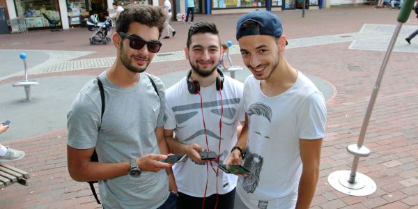 Die 21-ju00e4hrigen Harburger Saber (v.l.) Metin und Musa sind eingefleischte Poku00e9mon-Go-Fans. Foto Poku00e9mon Go Fieber am Lu00fcneburger Tor