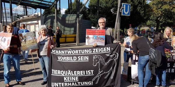 Protest gegen Pony-Karussell
