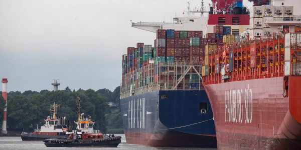Containerfrachter im Hafen. Der Umschlag ist durch Corona eingebrochen. Das wirkt sich auf die Lieferketten aus. Foto: Andre Zand-Vakili Pleite nach der Krise: Wie können Unternehmer gegensteuern?