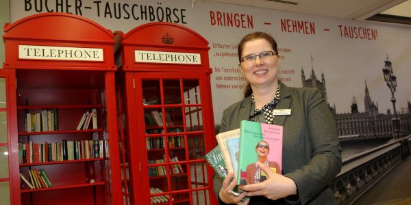 Harburg Arcaden: Bücher-Tauschbörse in englischen Telefonzellen