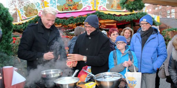 Fernseh-Koch Dave Hänsel auf Harburgs Weihnachtsmarkt