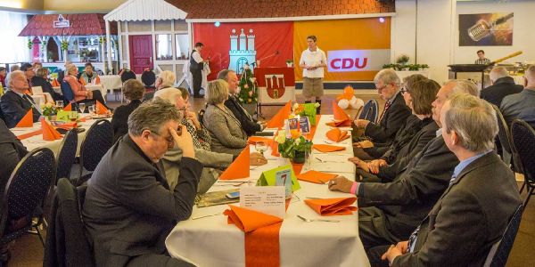 Gut besucht. Der Neujahrsempfang der CDU Harburg-Mitte. Foto: zv CDU: Das Team Stöver & Stöver hält Mitglieder bei der Stange