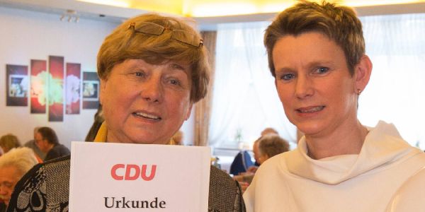 Helga Stöver mit ihrer Tochter Birgit, die Bürgerschaftsabgeordnete der CDU ist. Foto: Andre Zand-Vakili Nach 25 Jahren: Helga Stöver verlässt Harburgs politische Bühne