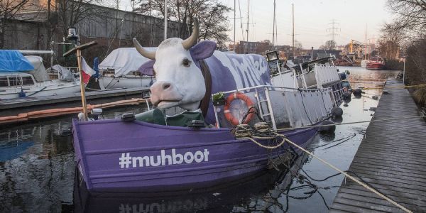 Das Muhboot liegt mit Schlagseite auf Grund. Foto: zv Kurioser Schiffsunfall in Harburgs Hafen: Muhboot wird U-Boot