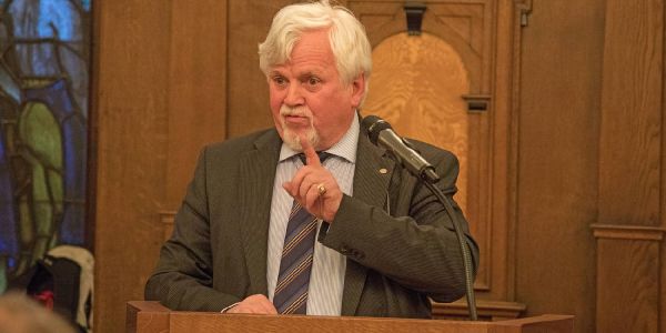 Ralf-Dieter Fischer in der Bezirksversammlung. Foto: André Zand-Vakili Ralf-Dieter Fischer (CDU) will weiter für Bezirksversammlung kandidieren