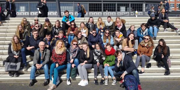 Schüler und Betreuer aus Prag und Harburg bei einem Gruppenfoto in Hamburger Hafen. Foto: dk Praktikum