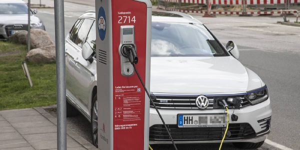 Stromtanksäule für Elektroautos am Veritaskai im Binnenhafen. Foto: Andre Zand-Vakili E-Mobilität: Nur wenig neue Ladestationen für den Bezirk Harburg