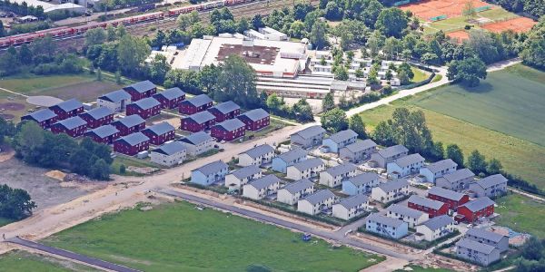 Die Wohneinrichtungen für Flüchtlinge, an die der Kindergarten angrenzt. Bislang kommen die meisten Kinder in der neues Kita aus dem Bereich. Foto: Andre Zand-Vakili Integrationskindergarten am Vogelkamp wird nicht angenommen