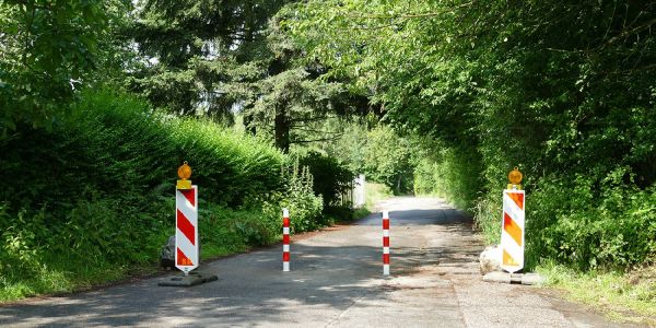 Mit zwei Wochen Verzögerung aufgestellt: die Poller vom Rönneburger Stieg. Foto: mag Verbindungsweg in Rönneburg wurde mit Verspätung abgepollert