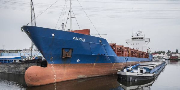 Selten: Großes Küstenmotorschiff liegt in Harburgs Binnenhafen