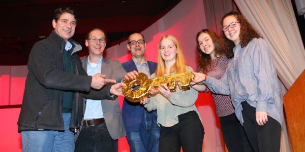 GMH-Projektleiter Heinrich Dohrmann (von links), Schulleiter Jörg Isenbeck und sein Stellvertreter Christoph Posselt übergeben an die Schülervertreter Laura, Alannah und Grita den Goldenen Schlüssel. Foto: Christian Bittcher FEG