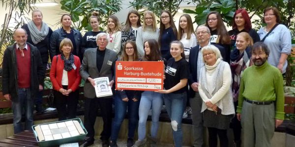 Schüler spenden 1200 Euro: Zehn neue Stolpersteine für Harburg 