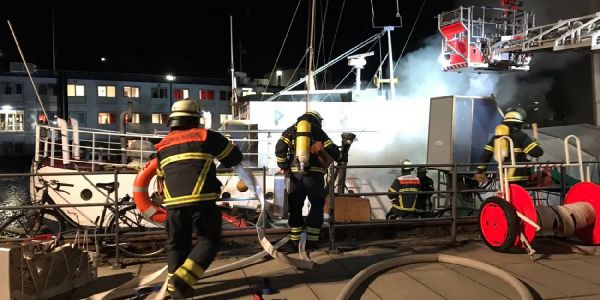 Binnenhafen: Feuer auf historischem Wohnschiff am Lotsekai