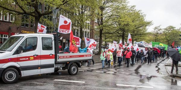 Der Aufzug auf dem Weg zum Rieckhof. Foto: André Zand-Vakili Demo im Regen: 200 kamen zur Mai-Kundgebung in Harburg