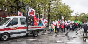 Demo im Regen: 200 kamen zur Mai-Kundgebung in Harburg