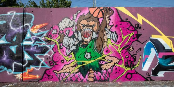 Geht die Graffiti-Flutschutzwand in eine räumliche Verlängerung?