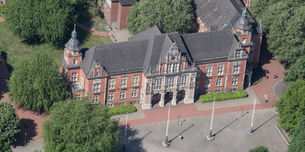 Das Harburger Rathaus. Foto: André Zand-Vakili Drei Kandidaten sind heiße Favoriten für den Bezirksamtsleiterposten