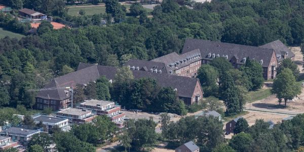 Die ehemaligen Wirtschaftsgebäude der Röttiger-Kaserne. Foto: André Zand-Vakili Ehemalige Röttiger Kaserne: Investor wehrt sich gegen Vorwürfe