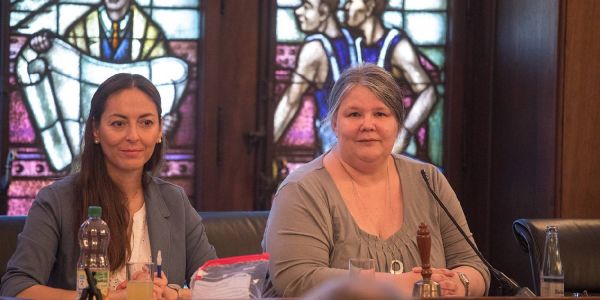 Birgit Rajski (r.), beendete um 18:03 Uhr die letzte Sitzung der Bezirksversammlung vor der Sommerpause. Bezirksversammlung: außer Spesen nix gewesen