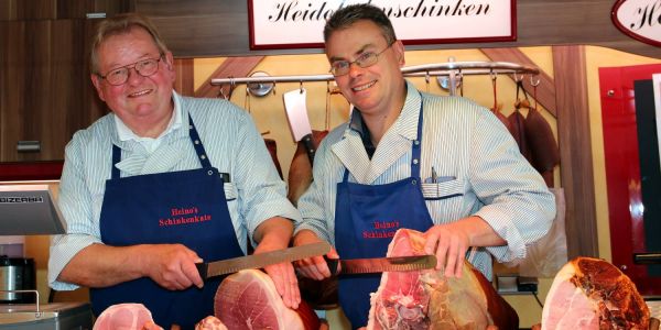 Am Sonnabend übergibt Heino Allgeier (links) das Schinkenmesser an seinen Nachfolger Jens Boldin. Foto: Christian Bittcher Abschied auf dem Markt: Schinken-Legende Heino Allgeier sagt "Tschüss"