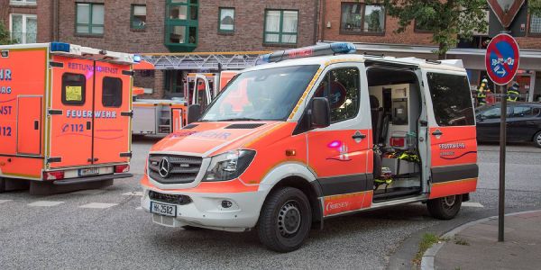 Der am Krankenhaus Harburg stationierte Notarztwagen bei einem Einsatz in der Heimfelder Straße. Foto: André Zand-Vakili Notarztwagen