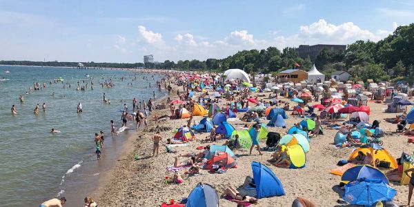 Zeiel an der Nord- und Ostsee, hier Timmendorfer Strand, sind gut mit dem Wohnwagen zu erreichen. Foto: André Zand-Vakili Timmendorf