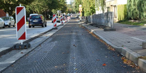 Die Winsener Straße in Sinstorf: Der Busfahrstreifen wurde bis Mittwoch abgefräst. Ab Freitag wird die Straße halbseitig gesperrt. Foto: Christian Bittcher Neues Nadelöhr: Ab Morgen wird die Winsener Straße Einbahnstraße