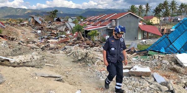 Ein Mitglied des Teams, mit dem die Mitglieder der Rettungsstaffel Harburg in Indonesien sind, im Erdbebengebiet. Foto: Privat Rettungshundestaffel Harburg: Auf Rückweg aus Erdbebengebiet