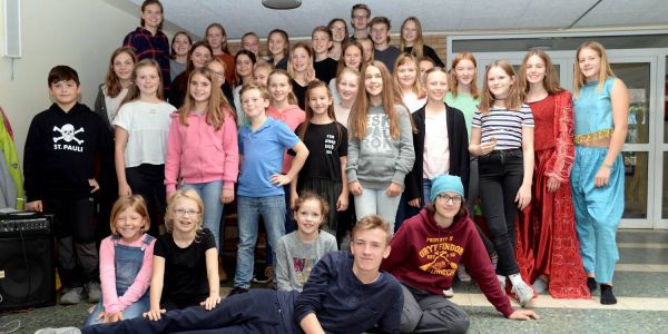 Sie sind die Musical Kids: Die 26 Kinder und Jugendlichen zwischen 8 und 16 Jahren zeigen in diesem Jahr „Aladin und die Wunderlampe“ auf der Bühne des Immanuel-Kant-Gymnasiums. Foto: privat/Florian Kleist Probe der Musical Kids: Harburg bekommt eigenen "Aladin"