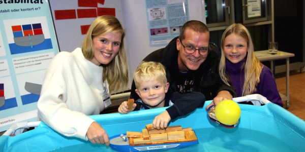 Saskia Nagrelli vom Wasserbau-Institut der TUHH (links), macht mit Michael und Til Störmer sowie Nikla Experimente zur richtigen Beladung von Schiffen. Foto: Christian Bittcher Wissenschaft, Seeluft & Schifffahrt: 4000 Besucher bei Maritimer Nacht