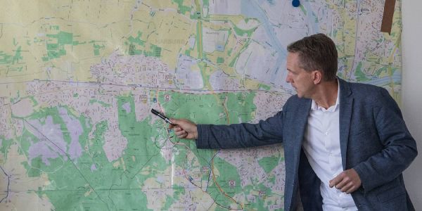 Carsten Butenschön, Verkehrskoordinator der Behörde für Wirtschaft, Innovation und Verkehr erläutert die Maßnahmen. Foto: André Zand-Vakili Sperrung des Ehestorfer Heuwegs für Anlieger deutlich entschärft