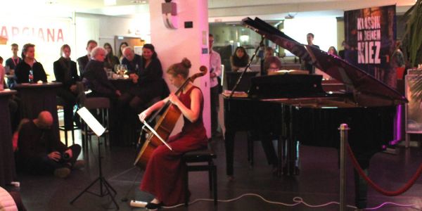 Auf der Bühne standen die junge Cellistin Nina Behrends und der Pianist Michael Cohen-Weissert. Foto: privat Klassik in deinem Kiez: Heisenberg-Schüler organisieren Konzertabend
