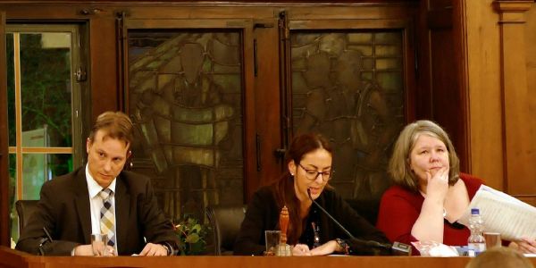 Das Präsidium mit (von links) Robert Timmann, Tülin Akkoç und Birgit Rajski musste gut aufpassen, um nicht den Überblick zu verlieren. Foto: mag SPD und Linke wollen keine Fachbehörde nach Harburg holen