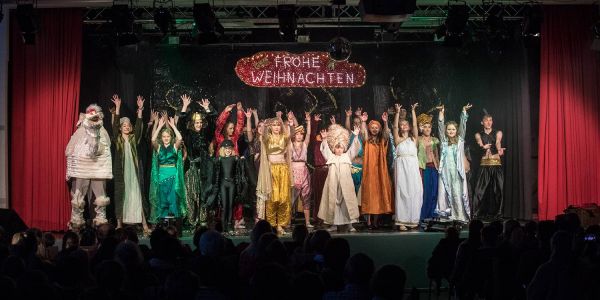 Zum Finale kamen alle Darsteller auf die Bühne. Foto: André Zand-Vakili Musical Kids