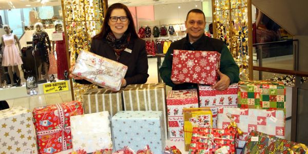 Harburg Arcaden Kunden Packen Geschenke Fur Harburger Tafel