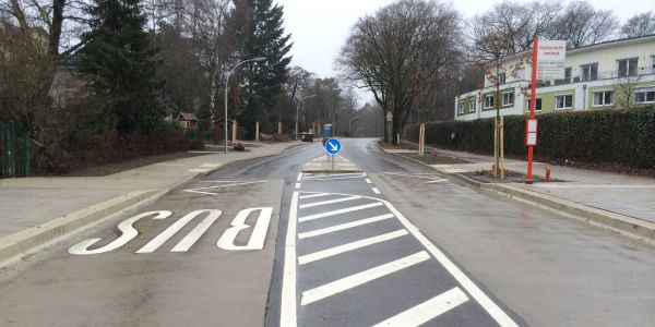 Der Ehestorfer Weg wurde Freitag wieder freigegeben. In Höhe der Bushaltestelle an der Jahnhöhe gibt es jetzt eine Querungshilfe für die Fußgänger. Foto: Christian Bittcher Freude bei Harburgs Autofahrern: Ehestorfer Weg ist wieder frei