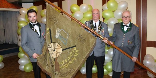 Nico Ehlers (links) und Klaus-Jürgen Hübner (rechts) von der Schützengilde übernahmen Sonntag die Fahne des SV Kanzlershof von Sven Heinsohn. Foto: Christian Bittcher Bitteres Ende nach 125 Jahren: Der SV Kanzlershof ist Geschichte