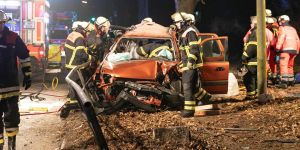SUV prallt gegen Baum, Frauen in Lebensgefahr!