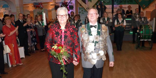 Der Schützenverein Rönneburg hat den Königsball zu Ehren seiner Majestät, Manfred Merten und seiner Königin Anke, gefeiert. Foto: privat Königsball in Rönneburg: 240 Gäste erleben tolle Ballnacht
