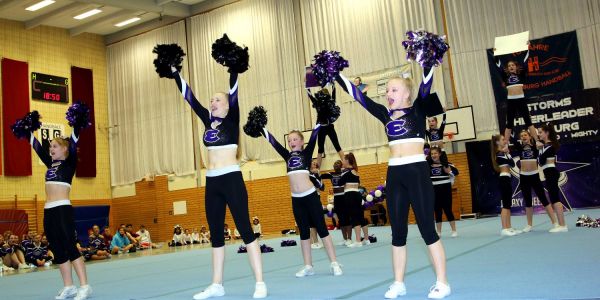 Tolle Show: Das Evolution-Team von Galaxy Cheer. Die Sportlerinnen sind 11 bis 16 Jahre alt. Foto: Christian Bittcher Fette Beats und hohe Sprünge: Cherleader-Alarm in der Kersche