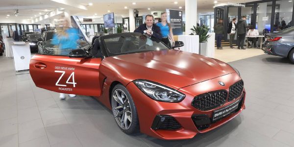 Mehr als 500 Autofans wollten bei B&amp;K die neuen BMW´s sehen
