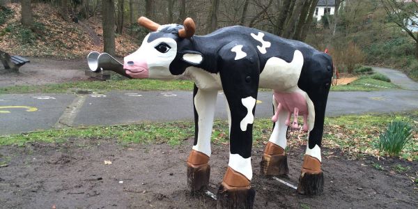 Fast eine Magermilch-Kuh: Die neue Kuh auf dem Kuhspielplatz. Mittlerweile wurde sie wieder abtransportiert. Foto: Christian Bittcher Transportschaden und zu mager: Kuh-Austausch ging doppelt schief