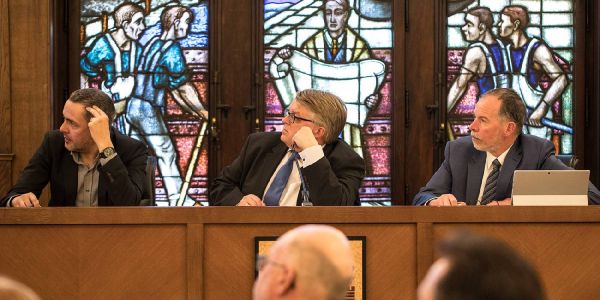 Harburgs Stadtplaner Hans-Christian Lied, Frank Richter, Vorsitzender des Stadtplanungsausschusses und Baudezernent Jörg Penner lauschen den ausführungen der Berater. Foto: André Zand-Vakili Berater beraten Harburgs Politik und Verwaltung über die City 2040