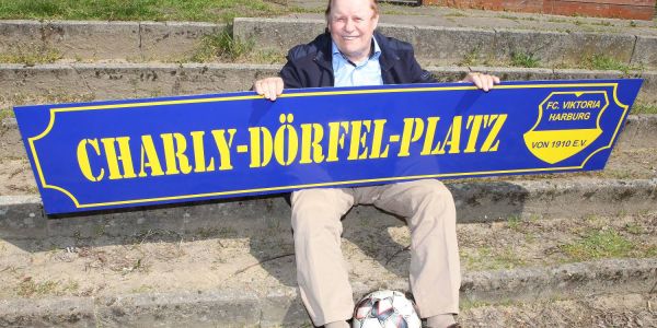 Ein Fußballplatz für Charly Dörfel: Aus Anlass des 80. Geburtstags von Charly Dörfel wird der Platz des FC Viktoria Harburg umbenannt. Foto: publicadress Fußball-Platz für Charly Dörfel: HSV-Altstars kicken in Wilstorf