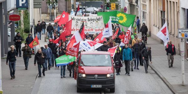 Der Aufzug zum 1. Mai zieht durch den Krummholzberg. Foto: André Zand-Vakili 1.Mai
