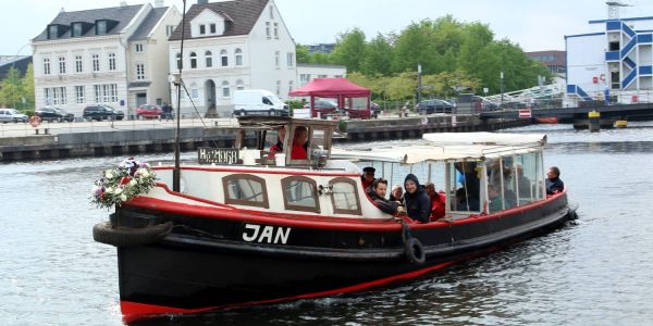 Die Barkasse Jan hat einen neuen Heimathafen: Den Museumshafen in Harburg. Foto: Christian Bittcher Barkasse "Jan": Maritimes Denkmal für den Museumshafen Harburg